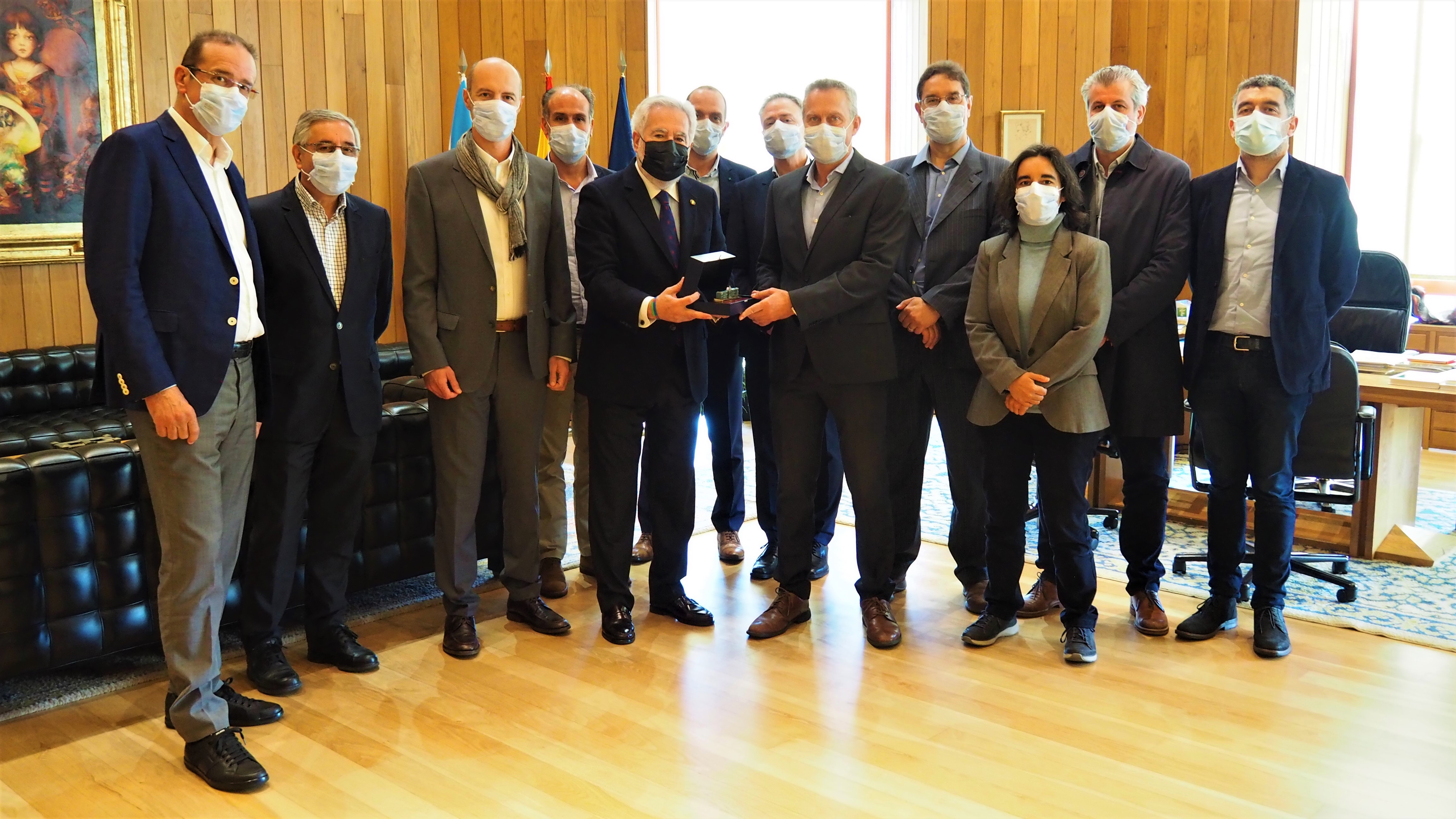 Foto da noticia:O Comité de Dirección de Stellantis Vigo efectúa unha visita ao Parlamento de Galicia